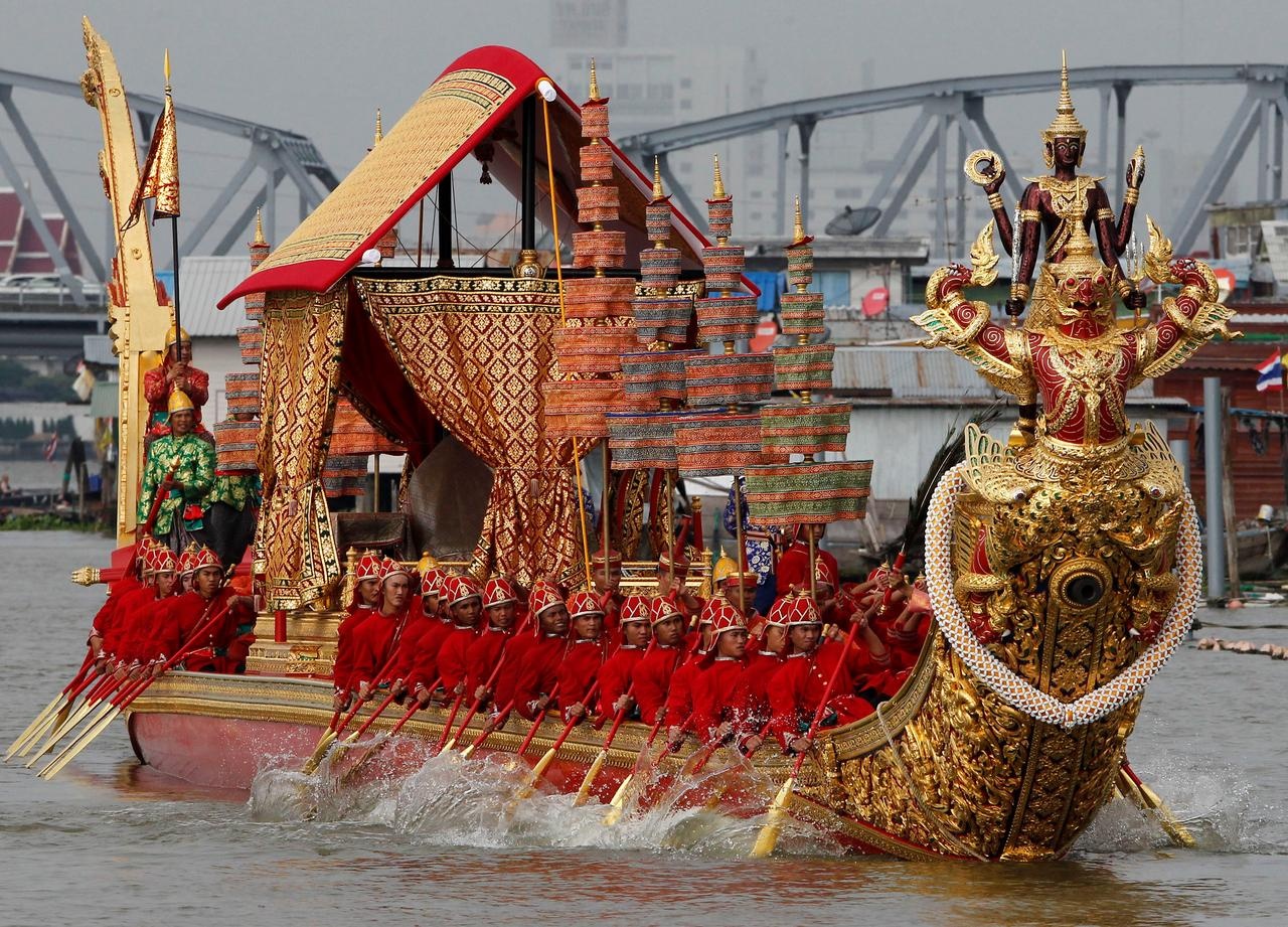 Thai Lan hoan le ruoc thuyen vang ton vinh Nha vua vi song can nuoc hinh anh