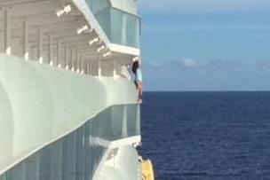 Ra lan can chup anh selfie mao hiem, du khach bi cam di thuyen ca doi hinh anh