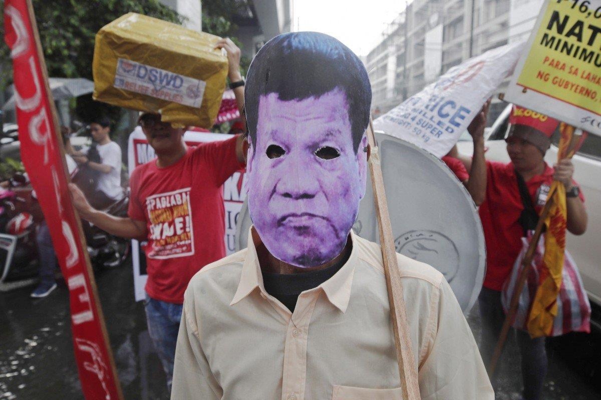 Mat na Halloween hinh Tong thong Duterte duoc ban tren Amazon hinh anh