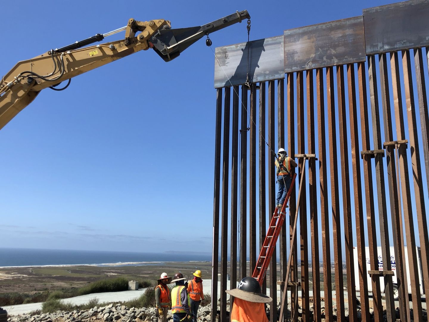 nguoi nhap cu Mexicu cat xuyen hang rao bien gioi anh 1