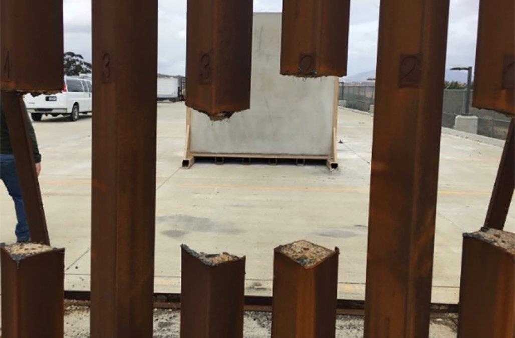 Nguoi nhap cu cua hang rao thep o bien gioi de vao My hinh anh