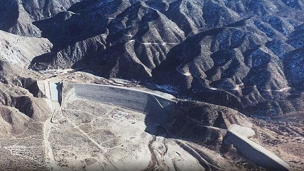 Dap nuoc California nguy co vo, de doa hon 300.000 ho dan hinh anh