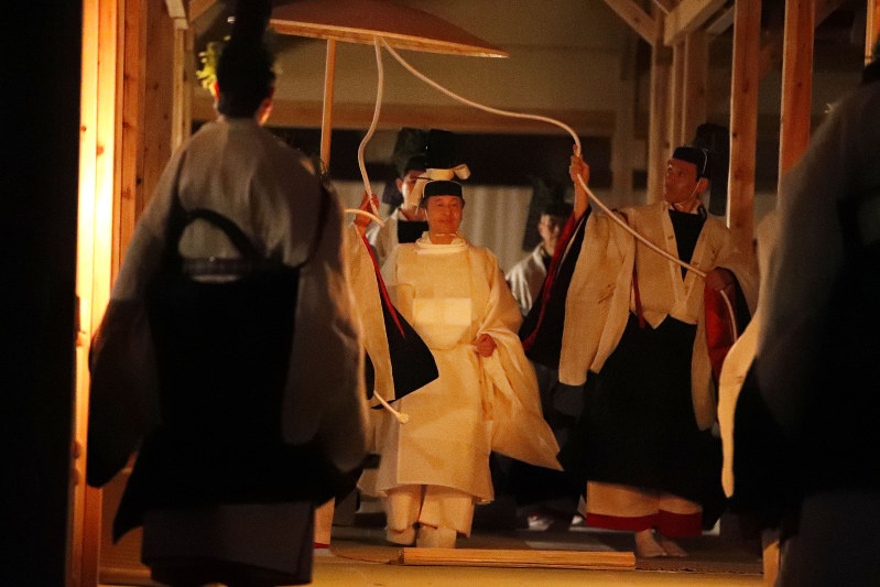 Nhat hoang thuc hien le ta on 1.300 nam tuoi bat chap chi trich hinh anh