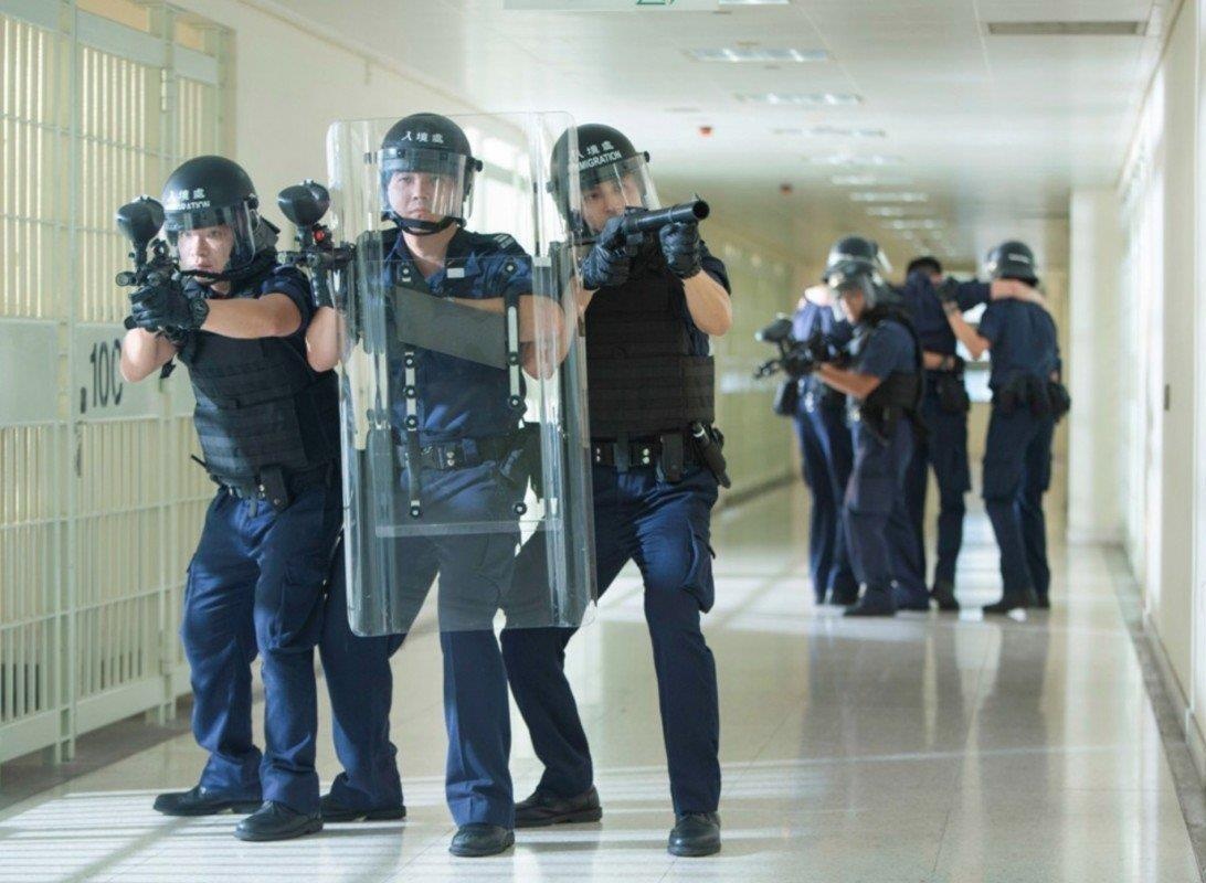 Hong Kong tang cuong 200 nhan vien canh sat de doi pho bieu tinh hinh anh