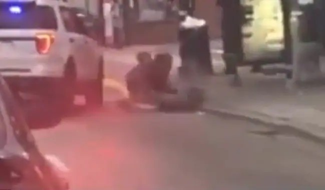 Video canh sat Chicago quat nga chang trai, dap dau le duong gay soc hinh anh