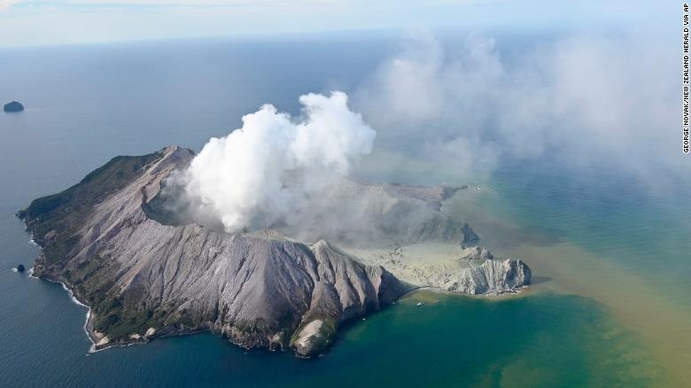 Khoi ngut troi tren dao noi nui lua phun trao o New Zealand hinh anh