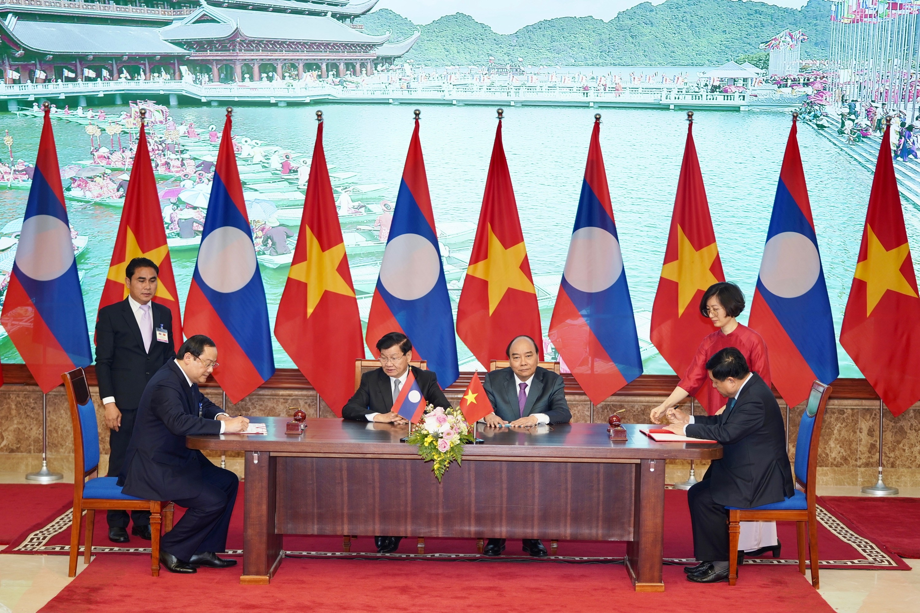 Thu tuong Nguyen Xuan Phuc lam viec voi Thu tuong Thongloun Sisoulith anh 8