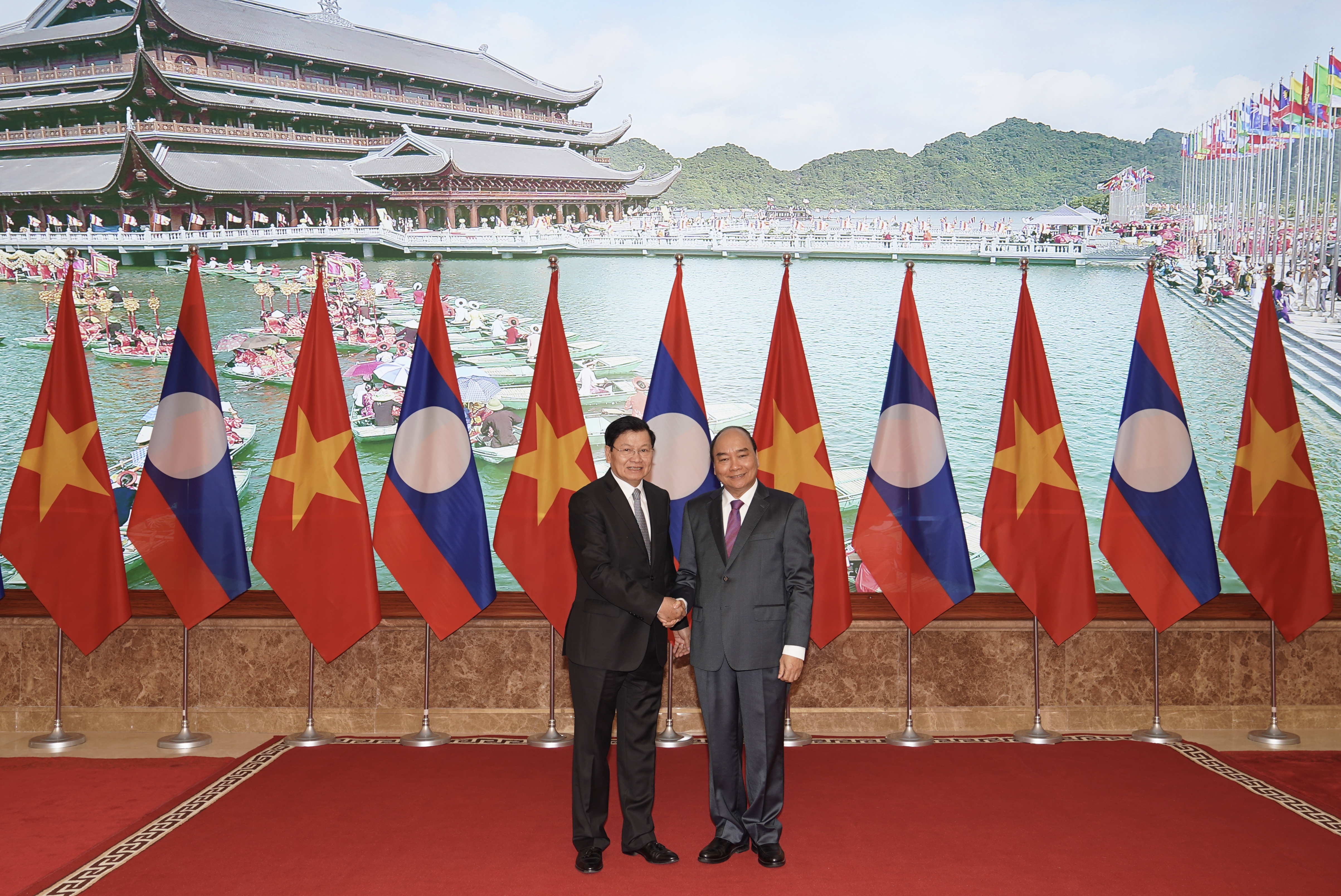 Thu tuong Nguyen Xuan Phuc lam viec voi Thu tuong Thongloun Sisoulith anh 1