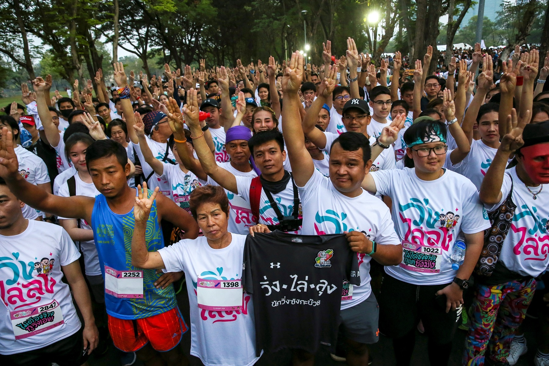 Hang nghin nguoi Thai chay bo phan doi chinh quyen Thu tuong Prayuth hinh anh