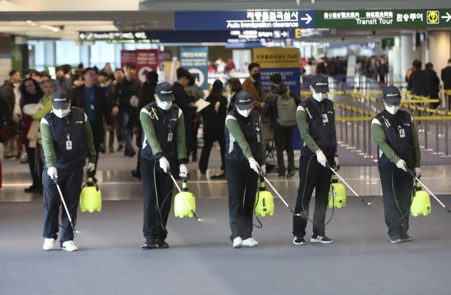 Chau A chay dua kiem soat virus la chet nguoi tu TQ hinh anh