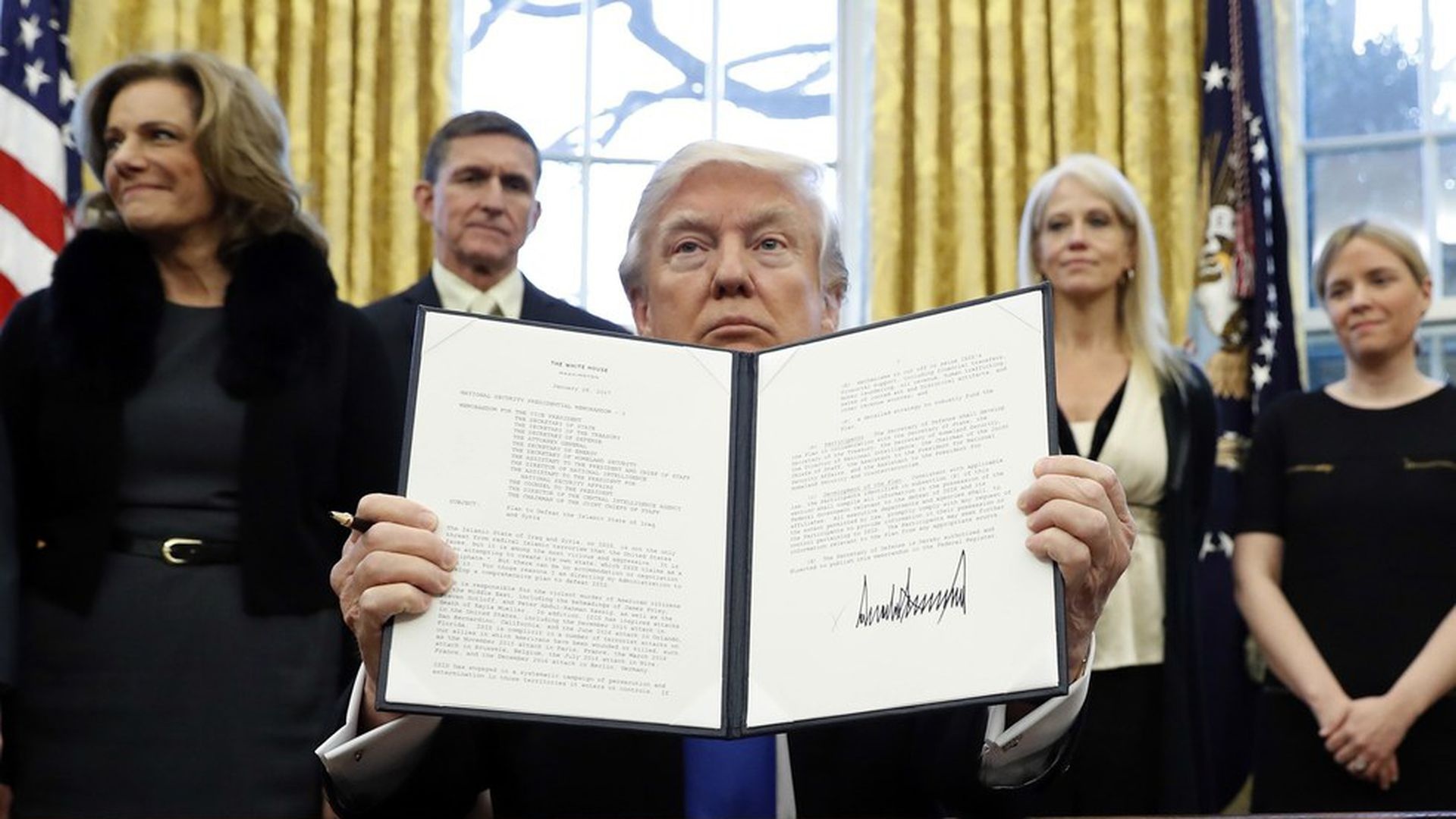 TT Trump cam nhap canh them nhieu nuoc vi o qua han visa hinh anh