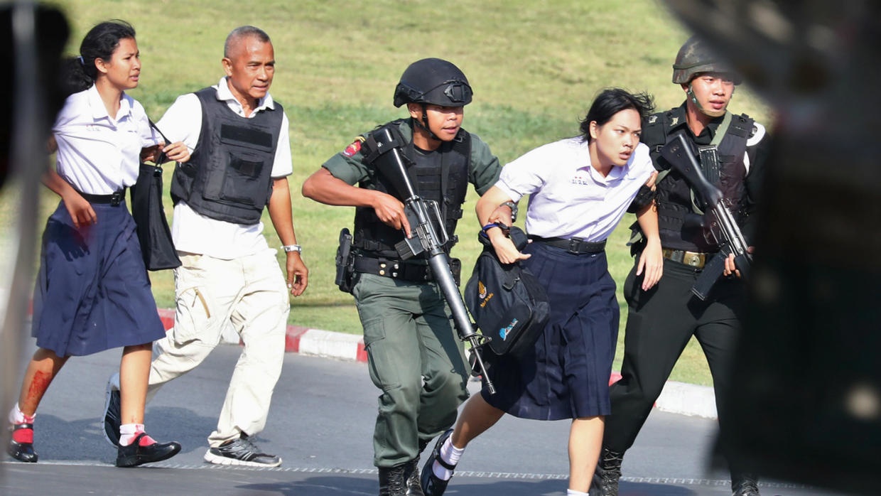 Tay sung 'dien' Thai Lan bi ban chet, canh sat giai cuu 8 con tin hinh anh