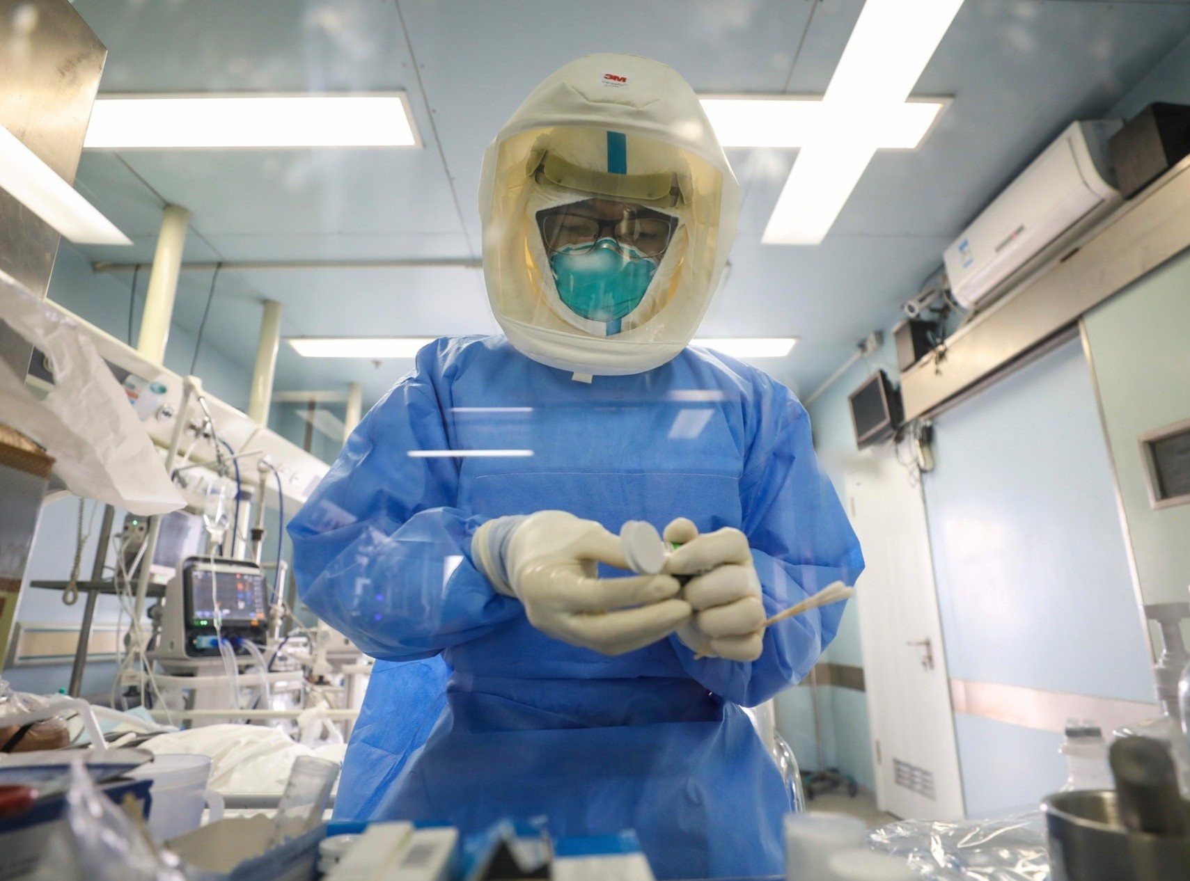 Nhan vien y te TQ tra gia dat trong cuoc chien voi virus corona hinh anh