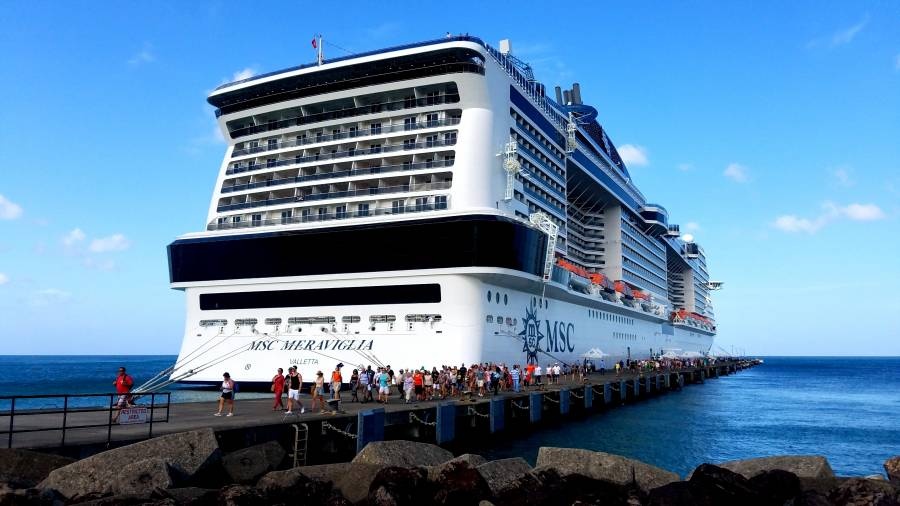 Them du thuyen bi xua duoi vi nghi co nguoi nhiem virus corona hinh anh