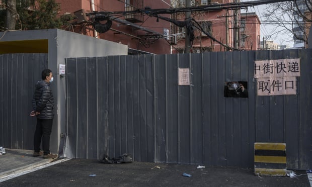 Be trai 6 tuoi ket trong nha ben thi the ong noi o tam dich Ho Bac hinh anh