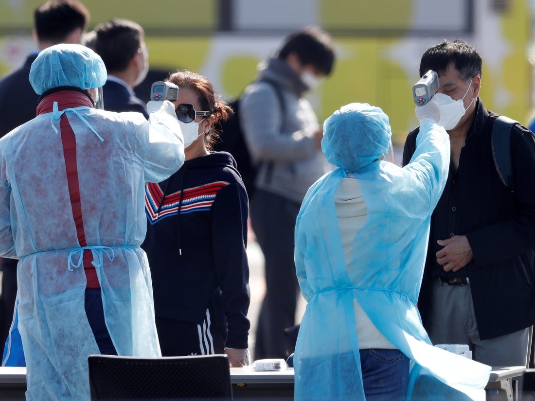 FED cat giam manh lai suat de doi pho khan cap voi dich virus corona hinh anh