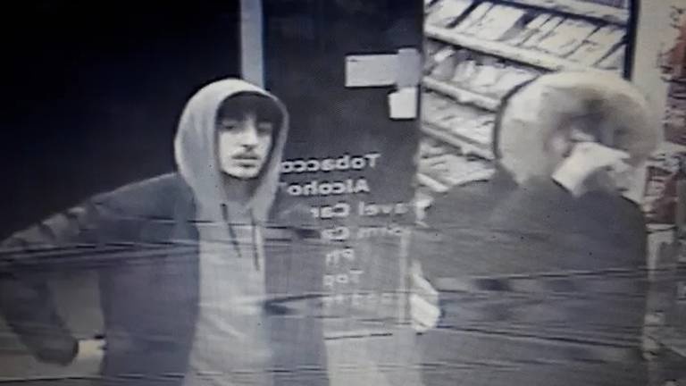 Anh bat 2 nguoi tan cong du hoc sinh chau A vi Covid-19 hinh anh