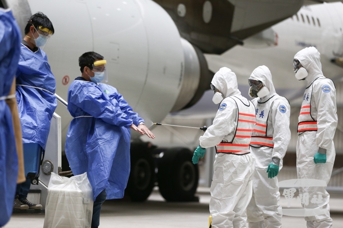 Dai Loan phai doi quan chong vu khi hoa hoc tay trung dan ve tu Vu Han hinh anh