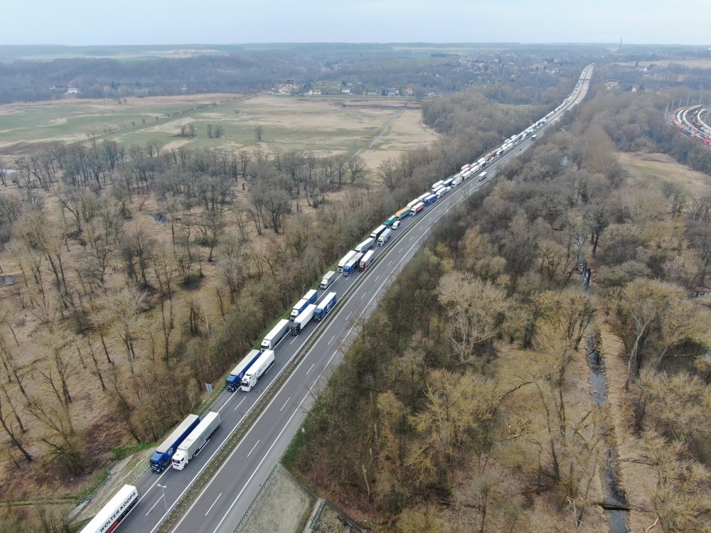 Cac nuoc dong bien hang loat, nguoi dan loay hoay tim cach ve nha hinh anh