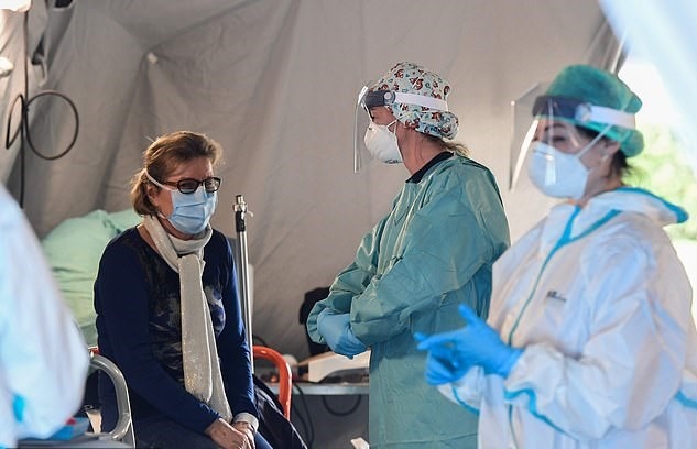 Italy cho 10.000 sinh vien y khoa tot nghiep som de doi pho Covid-19 hinh anh