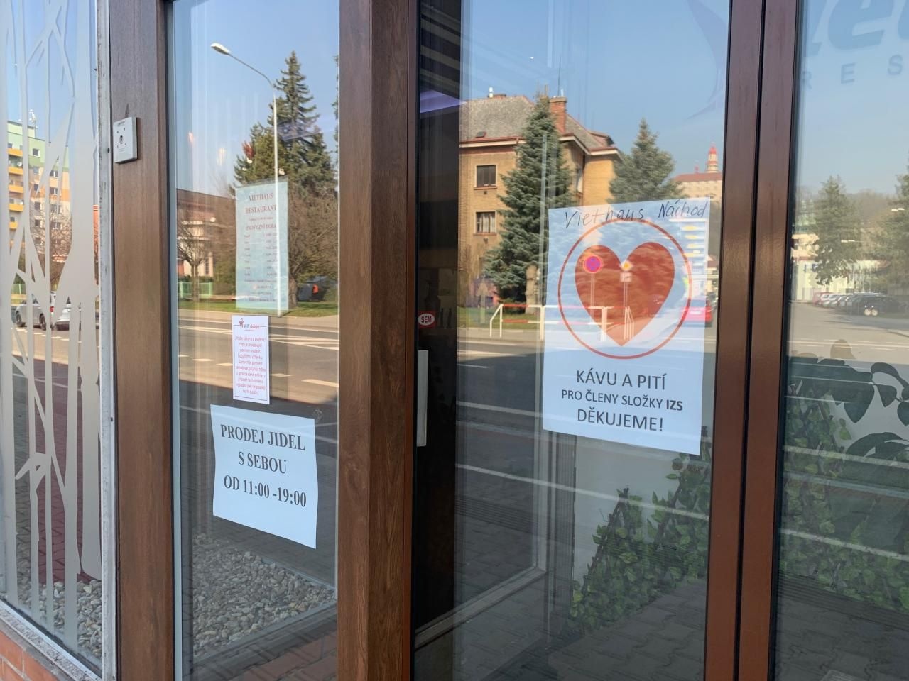 Nguoi Viet o Czech phat khau trang, do an mien phi chong dich hinh anh