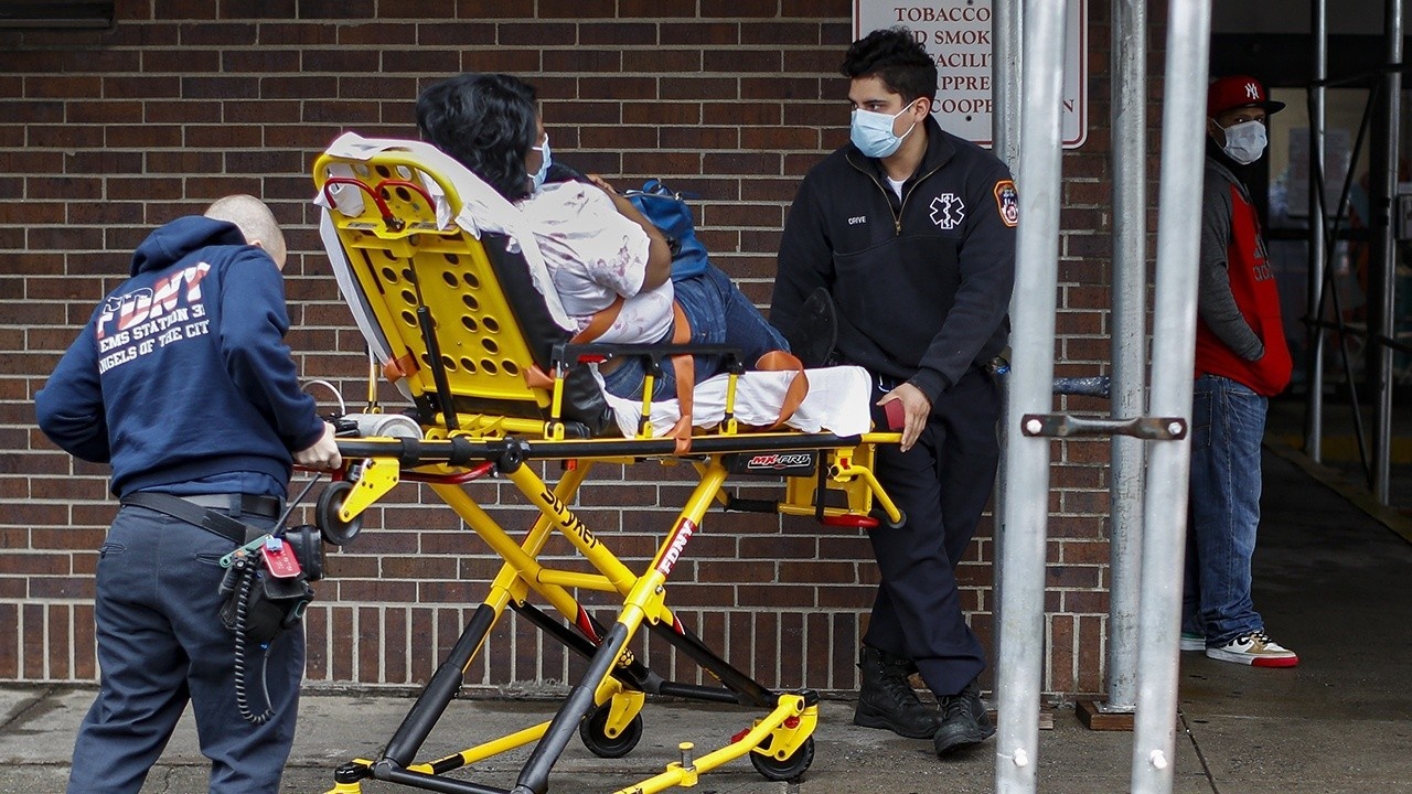 Gan 900.000 nguoi nhiem Covid-19, so ca tu vong vuot 44.000 hinh anh