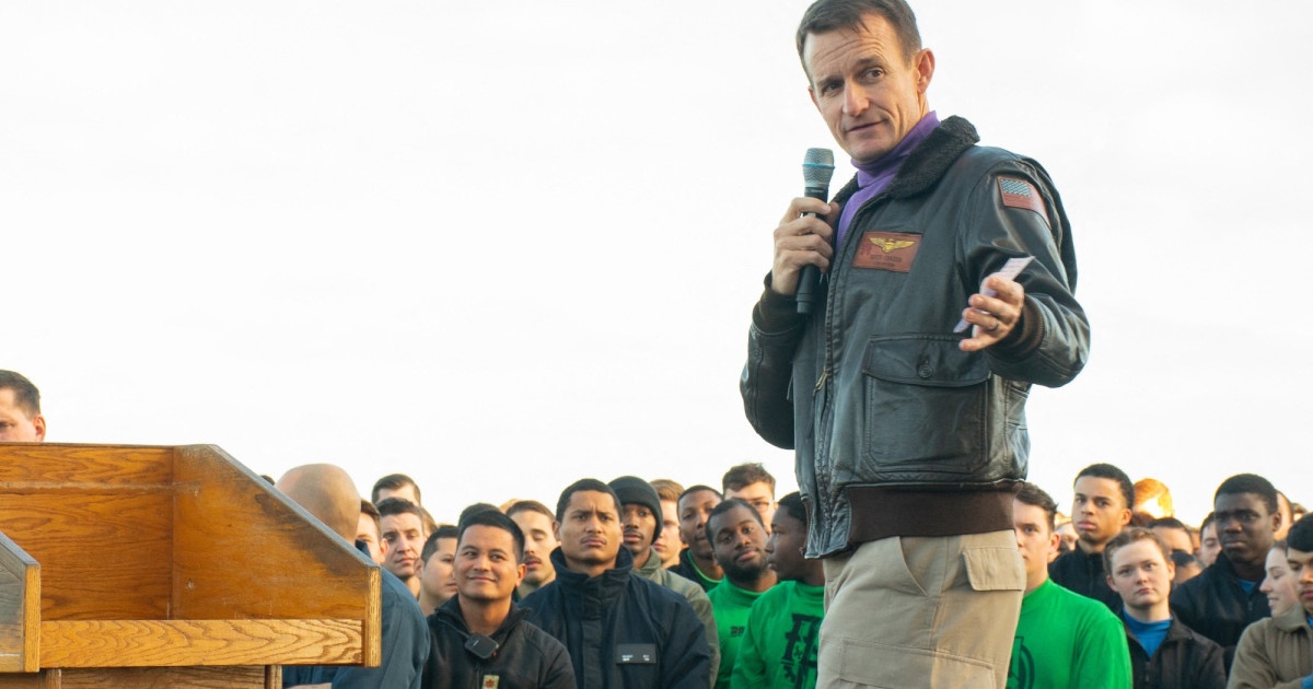 Thuy thu vo tay chao thuyen truong bao dong ve dich tren tau san bay hinh anh