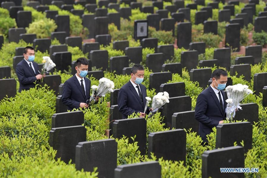 Thanh pho TQ cam cung o nghia trang dip Thanh Minh de chong dich hinh anh