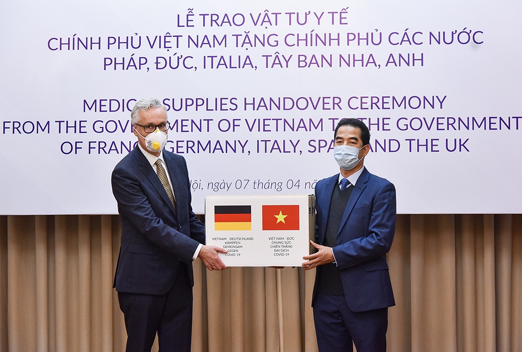 Viet Nam tang thiet bi y te cho chau Au anh 2