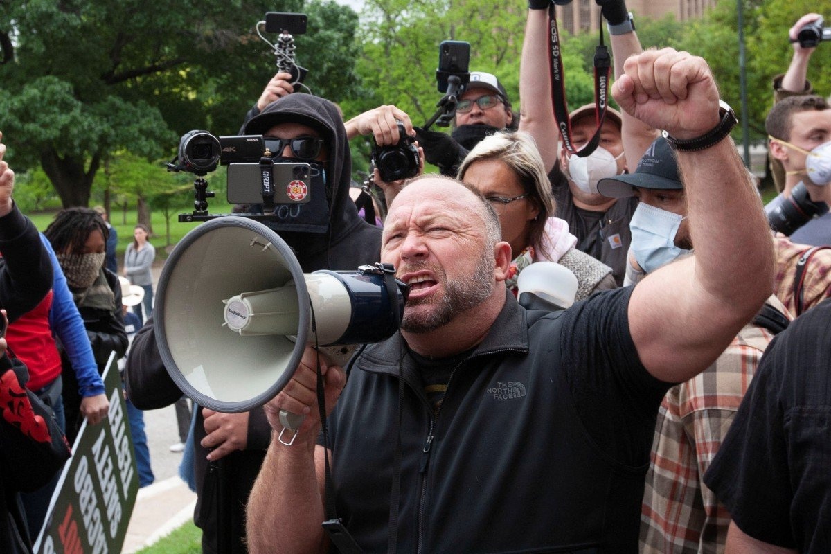 TT Trump 'bat den xanh', hang nghin nguoi My bieu tinh chong phong toa hinh anh