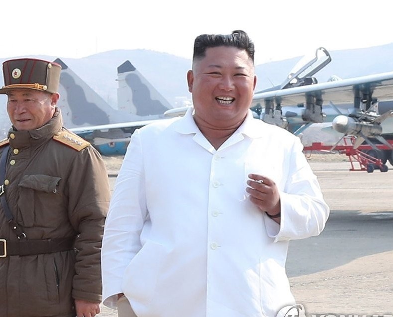 Vi sao thong tin ve suc khoe ong Kim Jong Un lai hon loan? hinh anh
