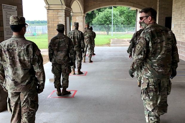 Nhiem vu kep cua linh My: Chuan bi cho chien tranh va tranh nhiem dich hinh anh