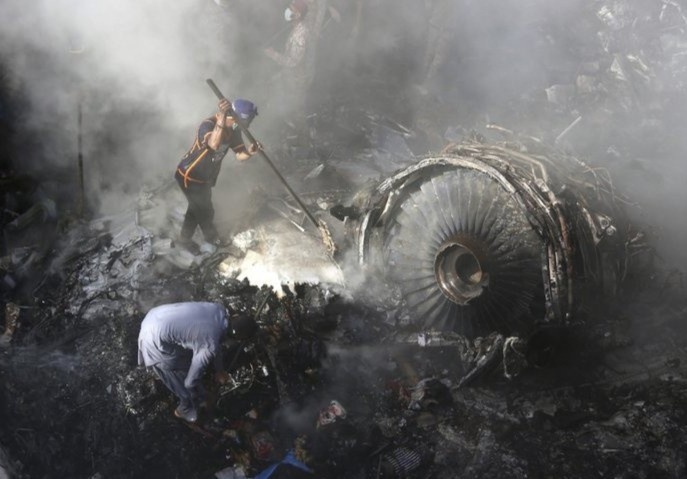 Am thanh 'nhu bom no' khi may bay Pakistan lao xuong mat dat hinh anh