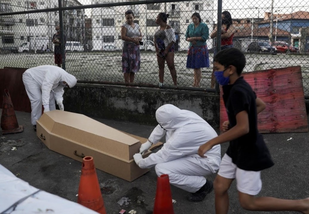 Thi the tu vong khong ro nguyen nhan nam tren pho hon 30 gio o Brazil hinh anh