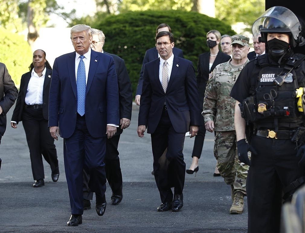 Chinh quyen TT Trump boi roi truoc bao loan lich su hinh anh