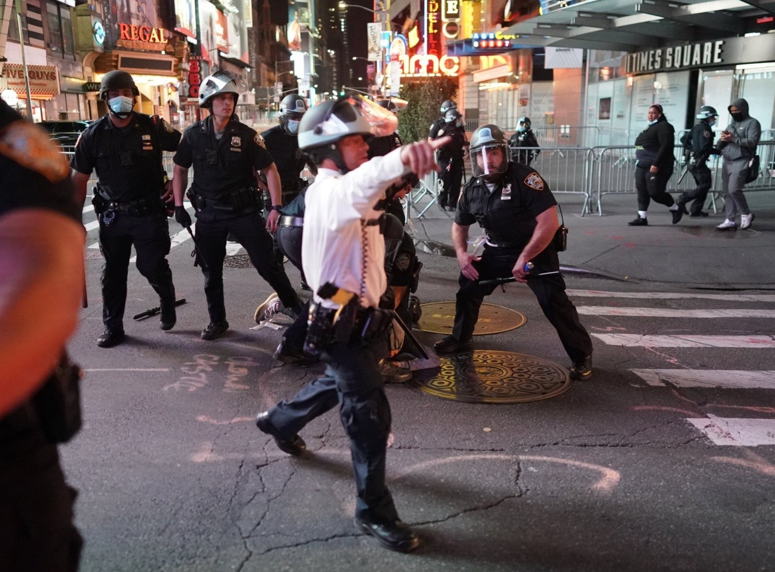 Dem cuop boc o New York - canh sat bat luc truoc hang tram ke hoi cua hinh anh