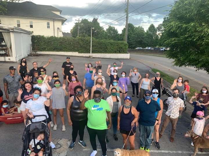 Nguoi da den o My so ra ngoai mot minh, 75 hang xom den ho tong hinh anh