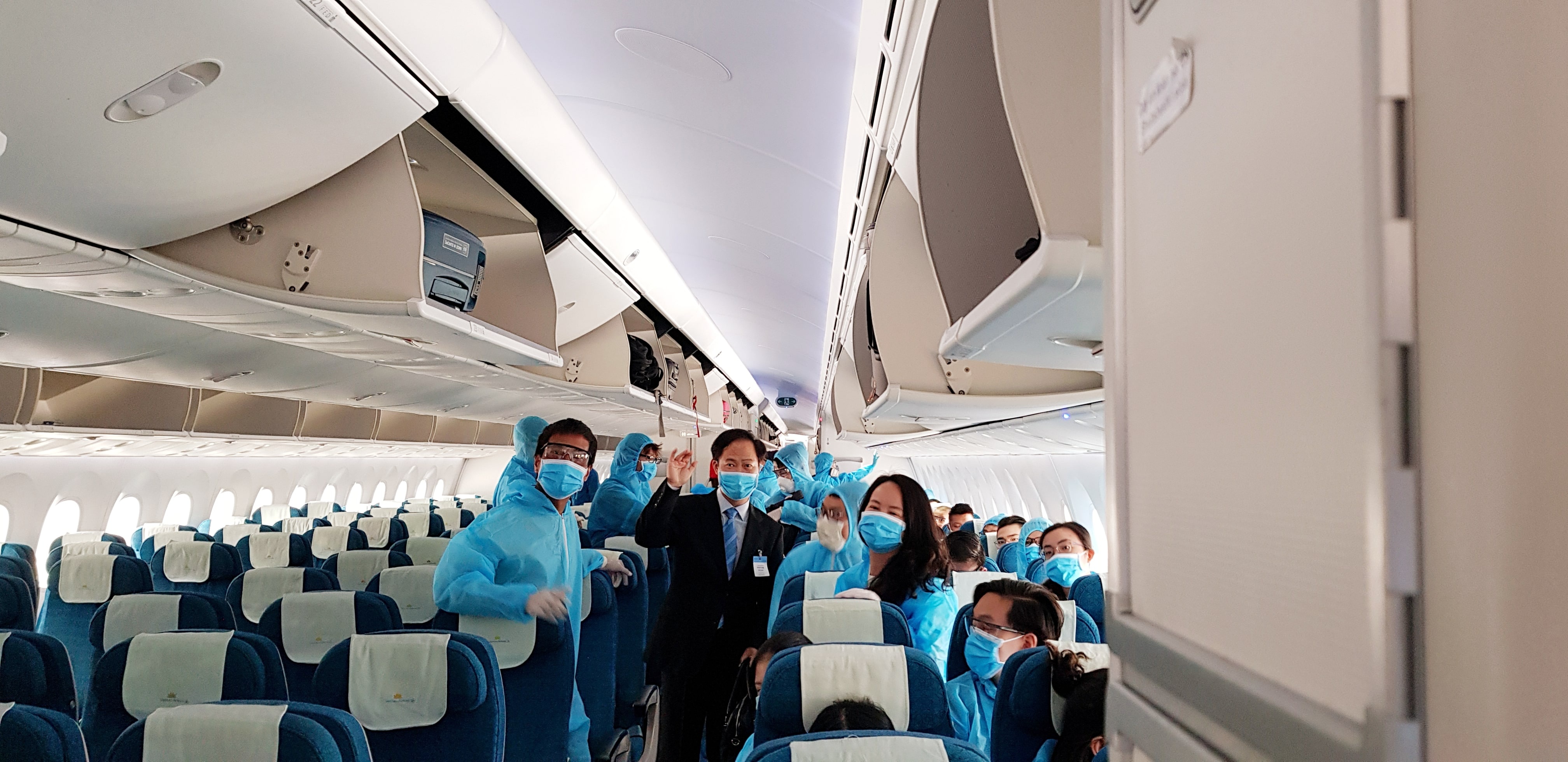 Dua hon 300 nguoi Viet Nam tu chau Au ve nuoc hinh anh