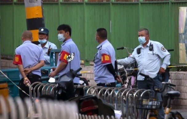 Quan o Bac Kinh trong tinh trang 'khan cap thoi chien' vi o dich moi hinh anh