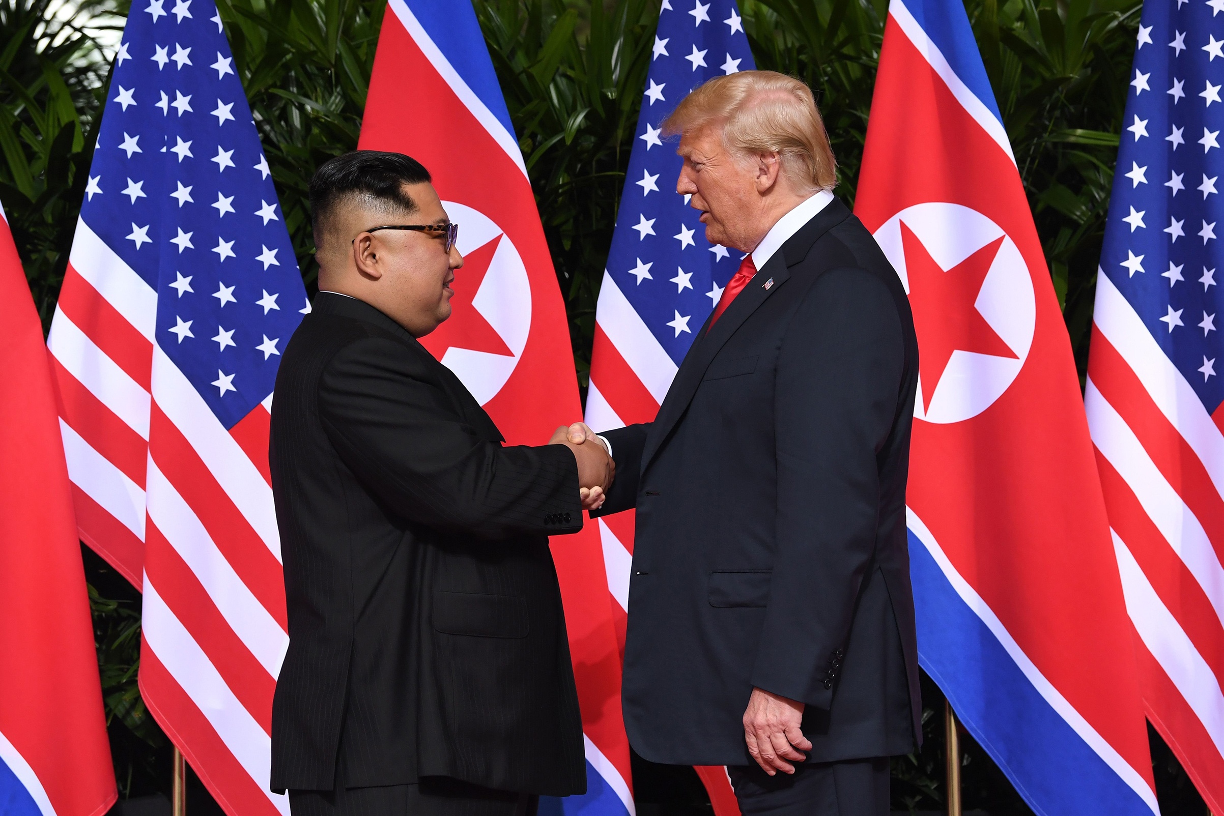 Sau 2 nam, quan he Trump - Kim khong giup giai quyet van de hat nhan hinh anh