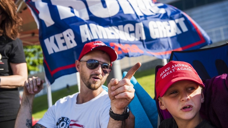 TT Trump tap hop cu tri gay tranh cai giua bieu tinh va dich benh hinh anh