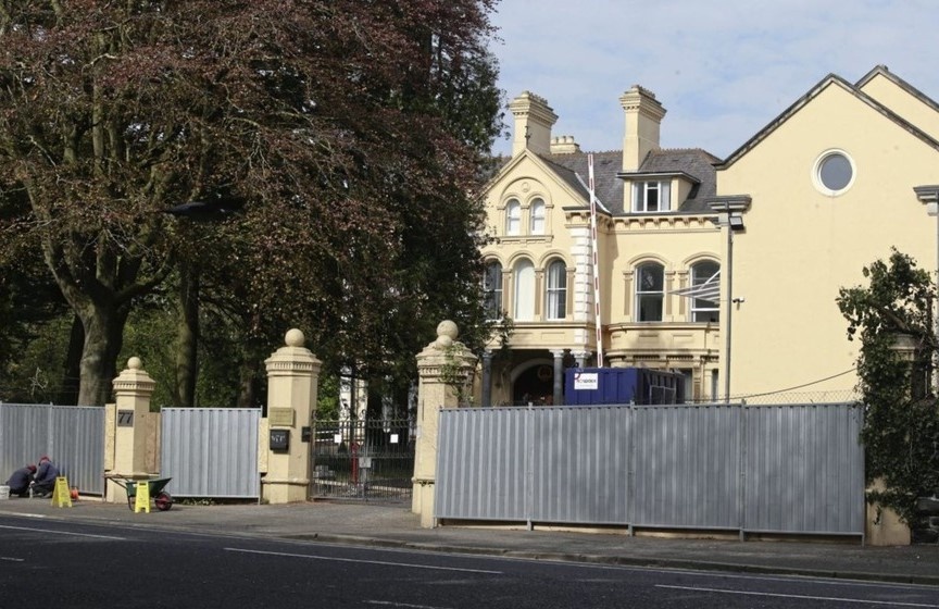 Tong lanh su quan Trung Quoc chong lenh cam xay dung cua toa an Anh hinh anh