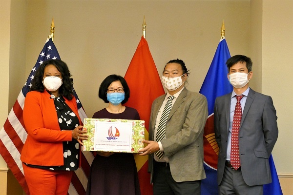 Dai su quan Viet Nam o My tang 3.500 khau trang cho thu do Washington hinh anh