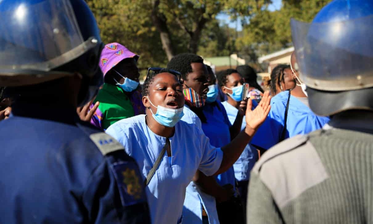 Chinh phu Zimbabwe chi hang trieu USD mua xe sang du dan doi kho hinh anh