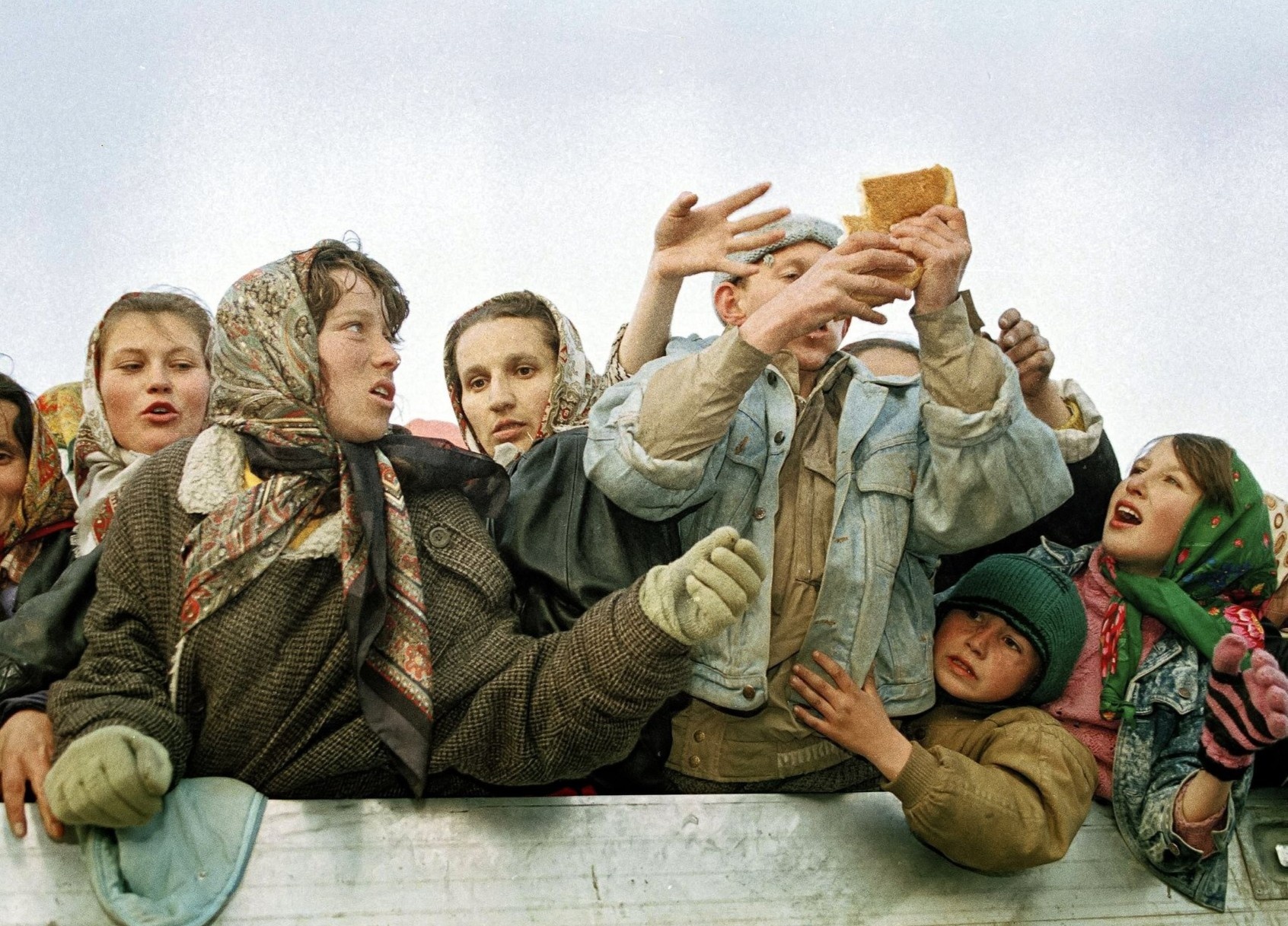 Cuoc khung hoang khien 8.000 nguoi chet duoi mo chon tap the o chau Au hinh anh