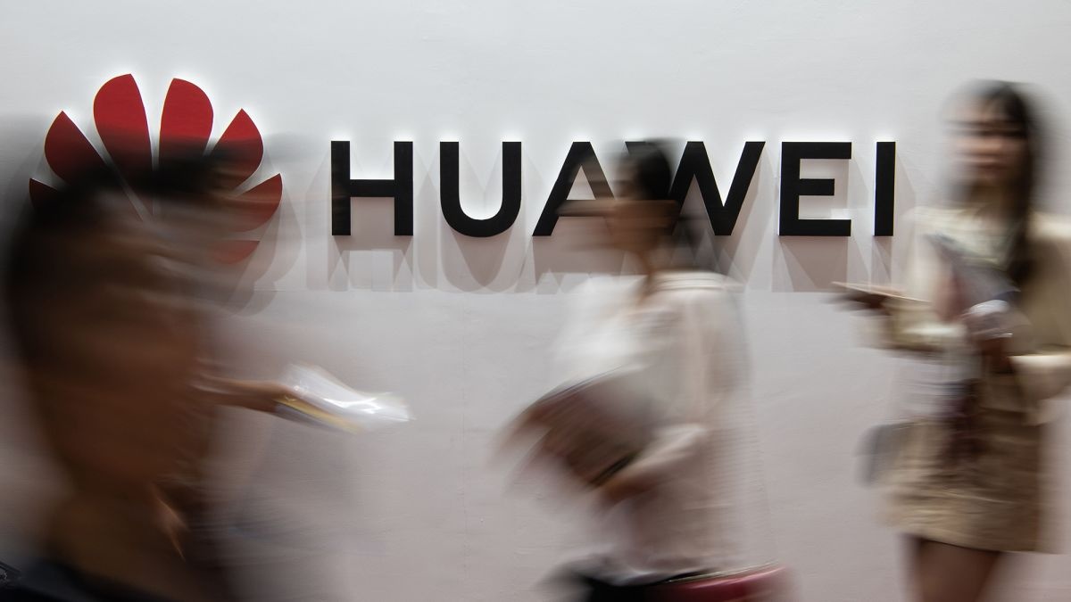 Tra dua TQ, Anh cam thiet bi 5G cua Huawei tu cuoi nam nay hinh anh