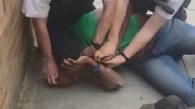 Canh sat Anh de dau goi len co nghi pham da den gay phan no hinh anh