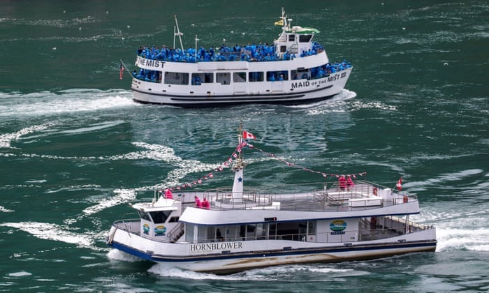 Mot buc anh pho bay su khac biet chong dich cua My va Canada hinh anh