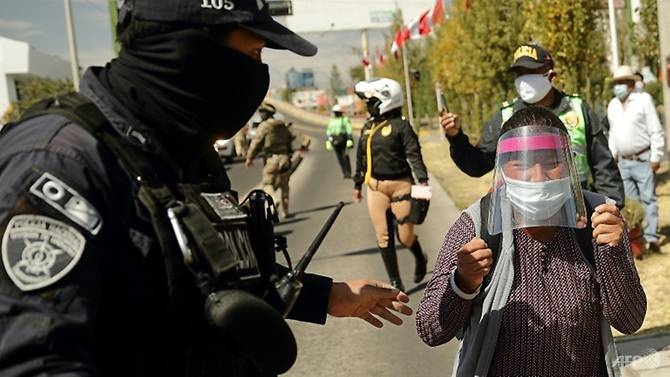 Peru chan dong vi clip nguoi phu nu khoc loc xin tong thong cuu chong hinh anh