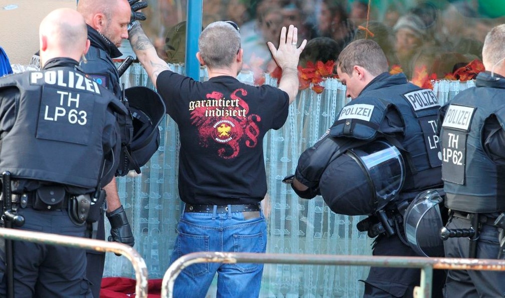 Canh sat Duc bi nghi dinh liu vu nhan tin de doa voi noi dung phat xit hinh anh